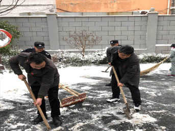 大雪不停，保障不止，第一黨支部組織黨員出動(dòng)保障群眾出行路